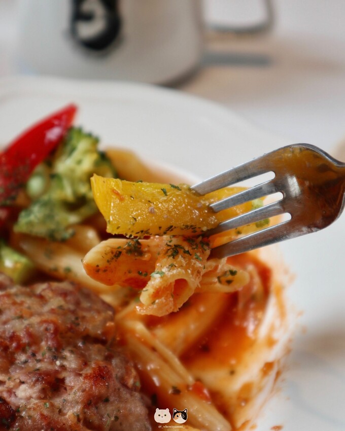 高雄左營餐廳|癒見好食．招牌手打漢堡肉所推出一系列餐點! 交通方便近巨蛋捷運站、寵物友善空間可帶自家毛小孩一同前往~