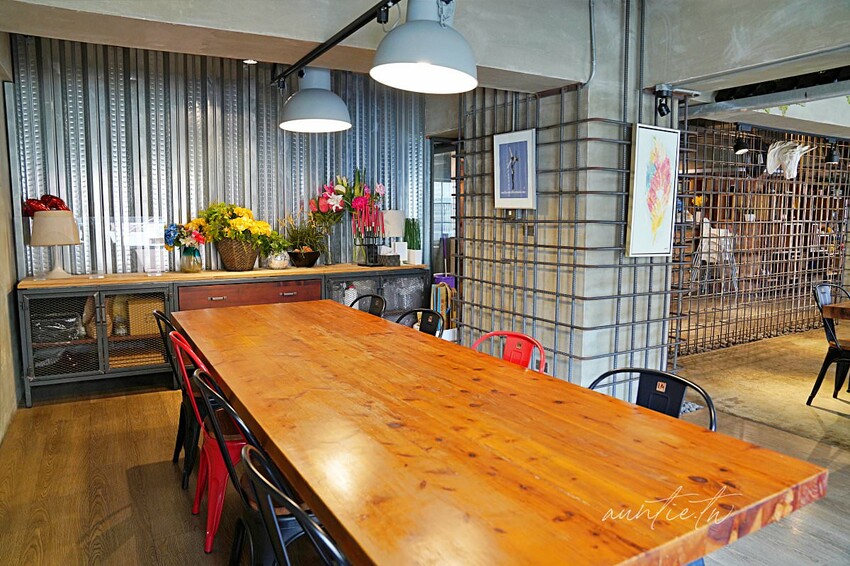 【台中】西屯|春三朝午早午餐,超浮誇溢出來瀑布奶茶,超蝦剝皮辣椒金多蝦燉飯