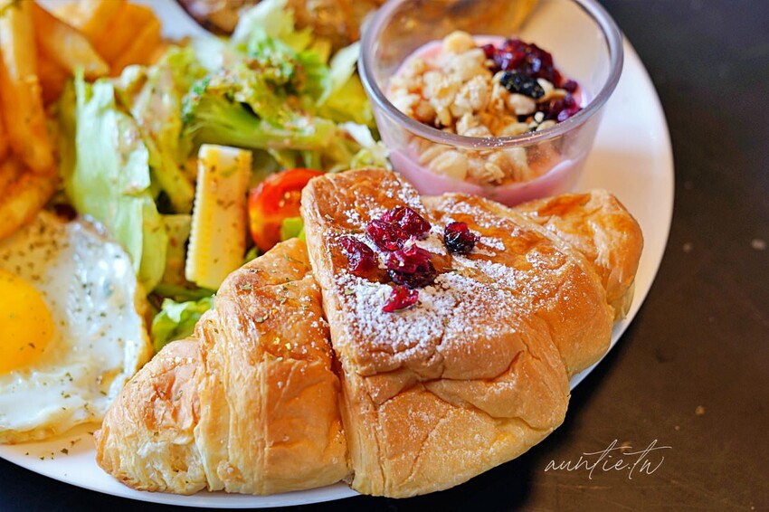 【台中】西屯|春三朝午早午餐,超浮誇溢出來瀑布奶茶,超蝦剝皮辣椒金多蝦燉飯