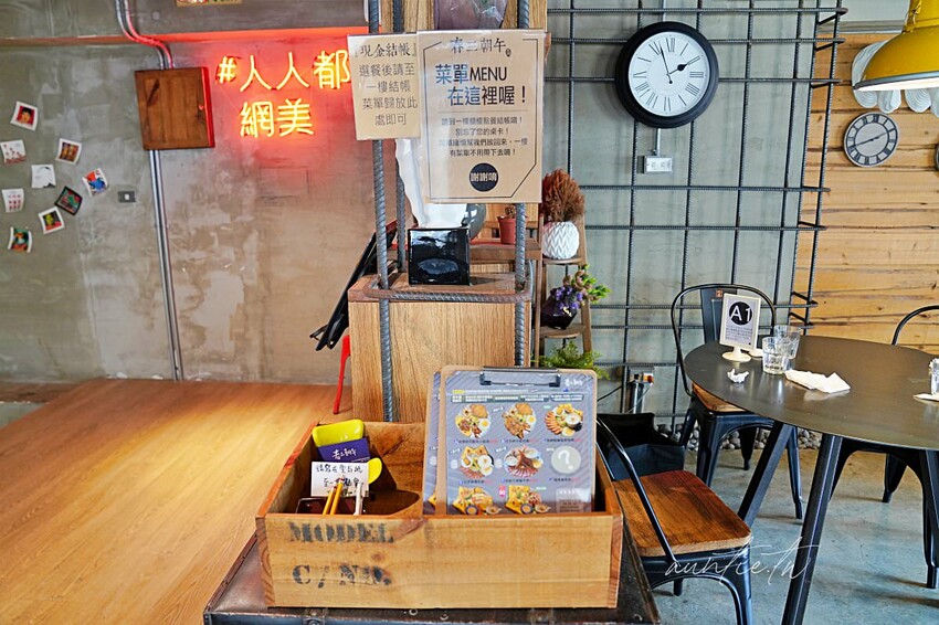 【台中】西屯|春三朝午早午餐,超浮誇溢出來瀑布奶茶,超蝦剝皮辣椒金多蝦燉飯