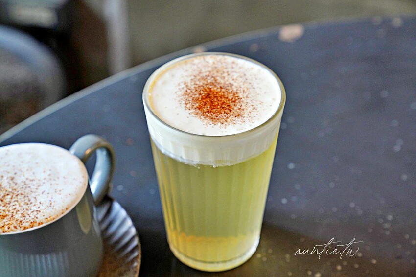 【台中】西屯|春三朝午早午餐,超浮誇溢出來瀑布奶茶,超蝦剝皮辣椒金多蝦燉飯