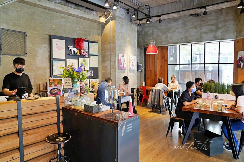 【台中】西屯|春三朝午早午餐,超浮誇溢出來瀑布奶茶,超蝦剝皮辣椒金多蝦燉飯