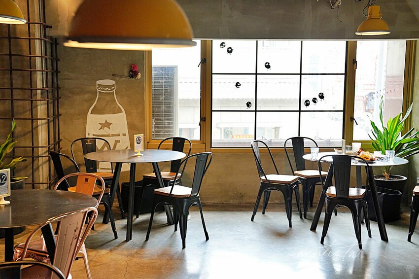 【台中】西屯|春三朝午早午餐,超浮誇溢出來瀑布奶茶,超蝦剝皮辣椒金多蝦燉飯