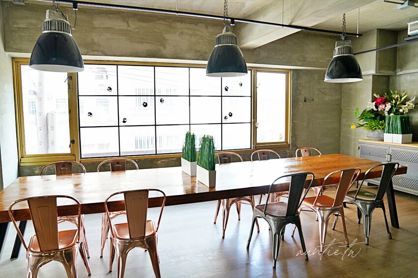 【台中】西屯|春三朝午早午餐,超浮誇溢出來瀑布奶茶,超蝦剝皮辣椒金多蝦燉飯