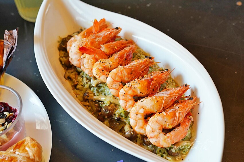 【台中】西屯|春三朝午早午餐,超浮誇溢出來瀑布奶茶,超蝦剝皮辣椒金多蝦燉飯