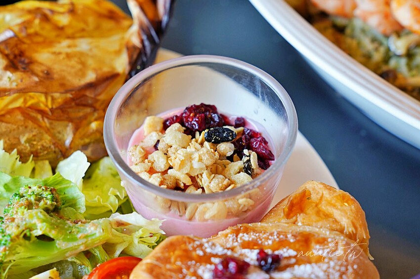 【台中】西屯|春三朝午早午餐,超浮誇溢出來瀑布奶茶,超蝦剝皮辣椒金多蝦燉飯