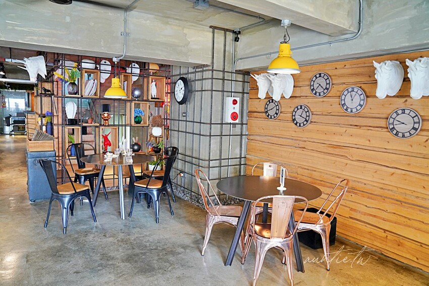 【台中】西屯|春三朝午早午餐,超浮誇溢出來瀑布奶茶,超蝦剝皮辣椒金多蝦燉飯