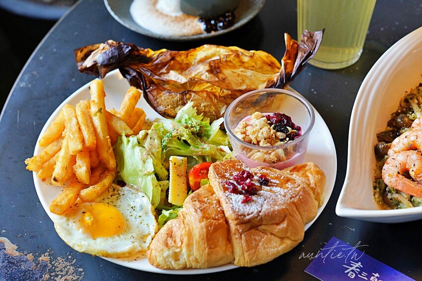 【台中】西屯|春三朝午早午餐,超浮誇溢出來瀑布奶茶,超蝦剝皮辣椒金多蝦燉飯