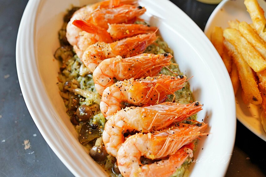 【台中】西屯|春三朝午早午餐,超浮誇溢出來瀑布奶茶,超蝦剝皮辣椒金多蝦燉飯