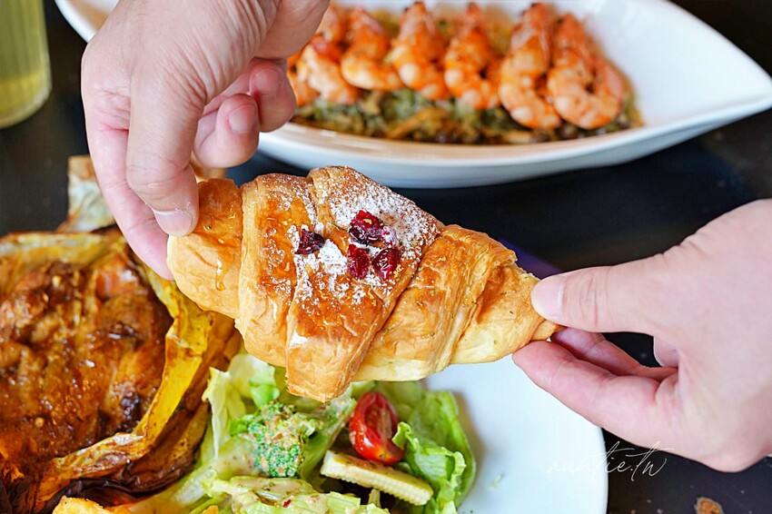 【台中】西屯|春三朝午早午餐,超浮誇溢出來瀑布奶茶,超蝦剝皮辣椒金多蝦燉飯