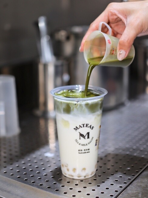 【台中食記】超強手搖飲鮮奶茶，Dr.milker霸氣倒整瓶『Mateas鮮奶茶沙龍 台中旗艦店』加珍珠免費，精品茶葉質感店面！