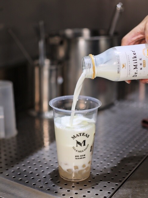 【台中食記】超強手搖飲鮮奶茶，Dr.milker霸氣倒整瓶『Mateas鮮奶茶沙龍 台中旗艦店』加珍珠免費，精品茶葉質感店面！