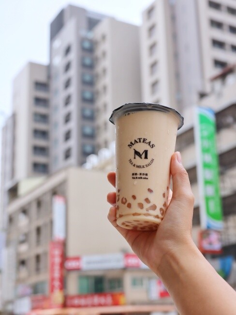 【台中食記】超強手搖飲鮮奶茶，Dr.milker霸氣倒整瓶『Mateas鮮奶茶沙龍 台中旗艦店』加珍珠免費，精品茶葉質感店面！