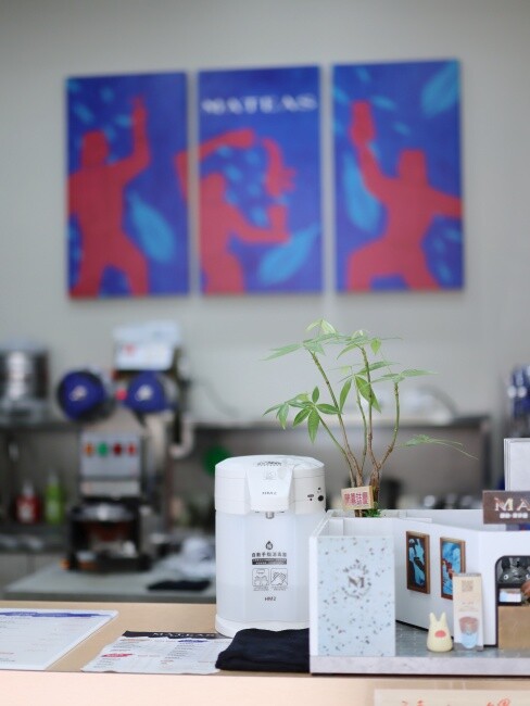 【台中食記】超強手搖飲鮮奶茶，Dr.milker霸氣倒整瓶『Mateas鮮奶茶沙龍 台中旗艦店』加珍珠免費，精品茶葉質感店面！