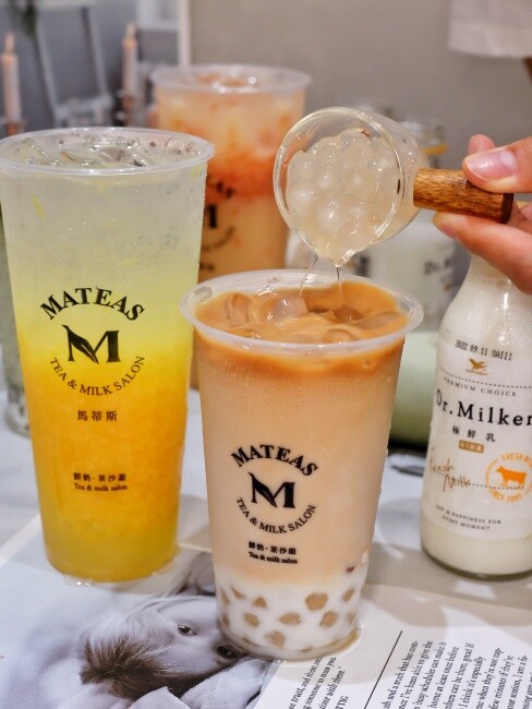 【台中食記】超強手搖飲鮮奶茶，Dr.milker霸氣倒整瓶『Mateas鮮奶茶沙龍 台中旗艦店』加珍珠免費，精品茶葉質感店面！