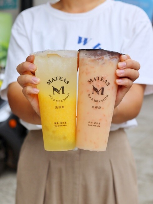 【台中食記】超強手搖飲鮮奶茶，Dr.milker霸氣倒整瓶『Mateas鮮奶茶沙龍 台中旗艦店』加珍珠免費，精品茶葉質感店面！