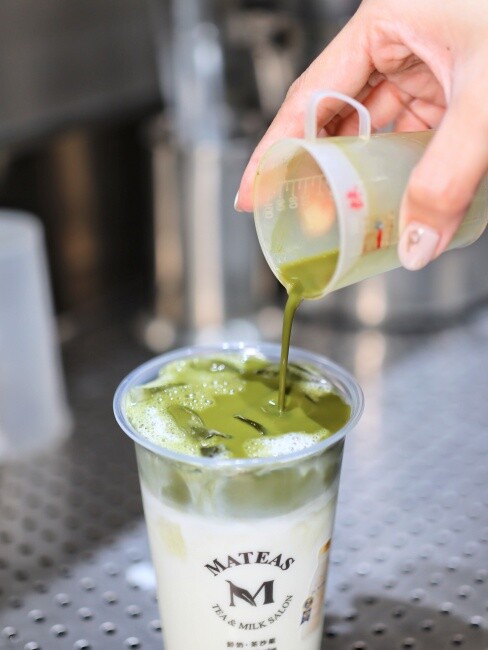 【台中食記】超強手搖飲鮮奶茶，Dr.milker霸氣倒整瓶『Mateas鮮奶茶沙龍 台中旗艦店』加珍珠免費，精品茶葉質感店面！