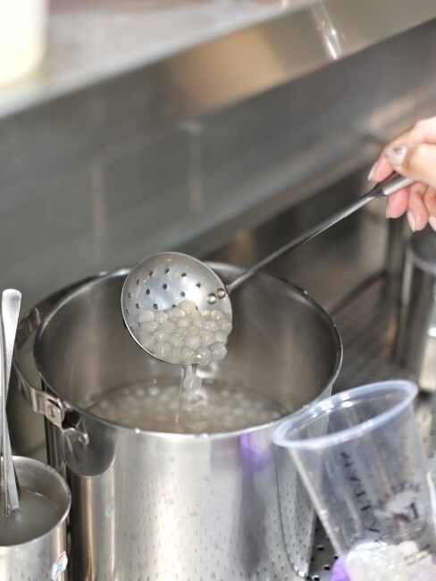 【台中食記】超強手搖飲鮮奶茶，Dr.milker霸氣倒整瓶『Mateas鮮奶茶沙龍 台中旗艦店』加珍珠免費，精品茶葉質感店面！