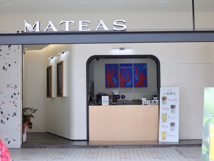 【台中食記】超強手搖飲鮮奶茶，Dr.milker霸氣倒整瓶『Mateas鮮奶茶沙龍 台中旗艦店』加珍珠免費，精品茶葉質感店面！