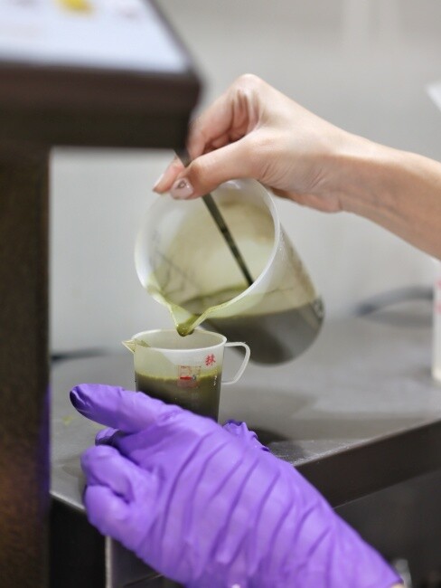 【台中食記】超強手搖飲鮮奶茶，Dr.milker霸氣倒整瓶『Mateas鮮奶茶沙龍 台中旗艦店』加珍珠免費，精品茶葉質感店面！