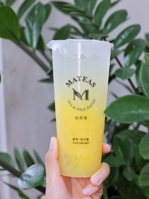 【台中食記】超強手搖飲鮮奶茶，Dr.milker霸氣倒整瓶『Mateas鮮奶茶沙龍 台中旗艦店』加珍珠免費，精品茶葉質感店面！