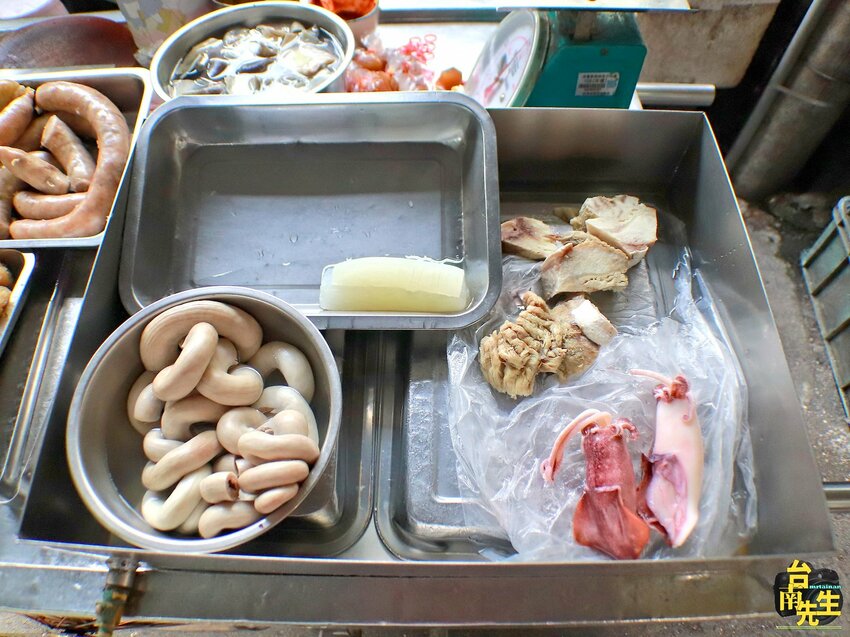 台南香腸熟肉／隱身市場旁小路／無店名無招牌一賣80多年／純手工自製傳統古早味／每日限量晚來吃不到／在地人從小吃到大