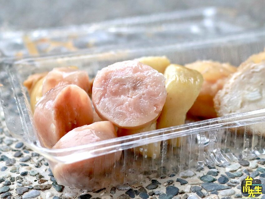 台南香腸熟肉／隱身市場旁小路／無店名無招牌一賣80多年／純手工自製傳統古早味／每日限量晚來吃不到／在地人從小吃到大