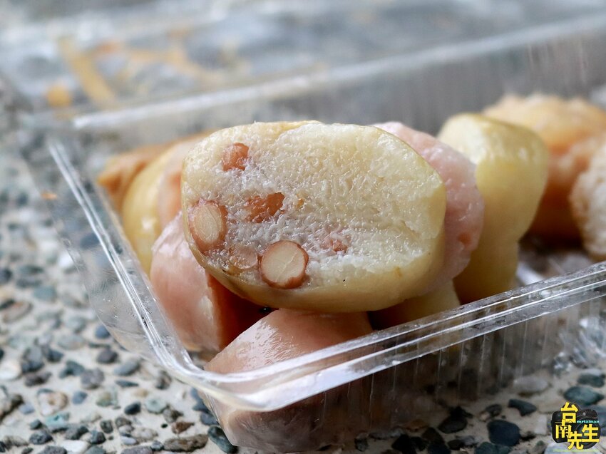 台南香腸熟肉／隱身市場旁小路／無店名無招牌一賣80多年／純手工自製傳統古早味／每日限量晚來吃不到／在地人從小吃到大