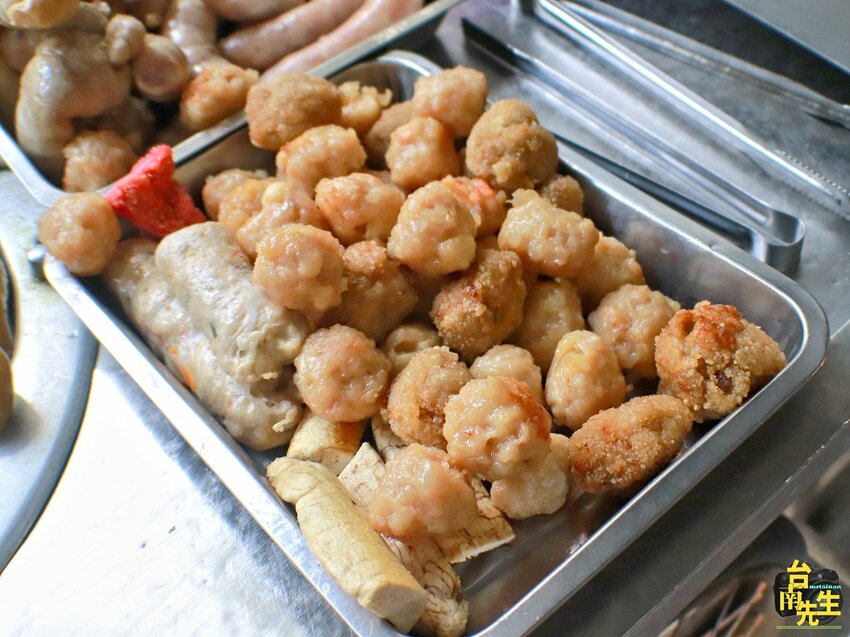 台南香腸熟肉／隱身市場旁小路／無店名無招牌一賣80多年／純手工自製傳統古早味／每日限量晚來吃不到／在地人從小吃到大