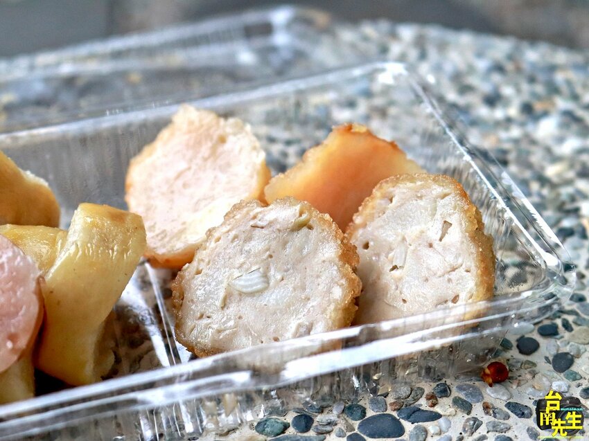 台南香腸熟肉／隱身市場旁小路／無店名無招牌一賣80多年／純手工自製傳統古早味／每日限量晚來吃不到／在地人從小吃到大