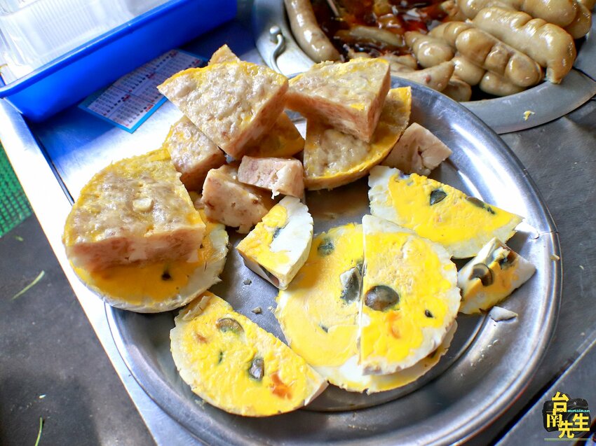 台南香腸熟肉／隱身市場旁小路／無店名無招牌一賣80多年／純手工自製傳統古早味／每日限量晚來吃不到／在地人從小吃到大