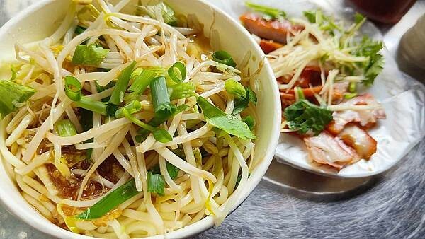 南山路4巷巷口麵攤｜沒有店名沒有招牌，排隊人潮卻從來沒停過的路邊攤小吃店