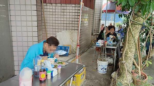 南山路4巷巷口麵攤｜沒有店名沒有招牌，排隊人潮卻從來沒停過的路邊攤小吃店