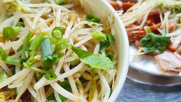 南山路4巷巷口麵攤｜沒有店名沒有招牌，排隊人潮卻從來沒停過的路邊攤小吃店