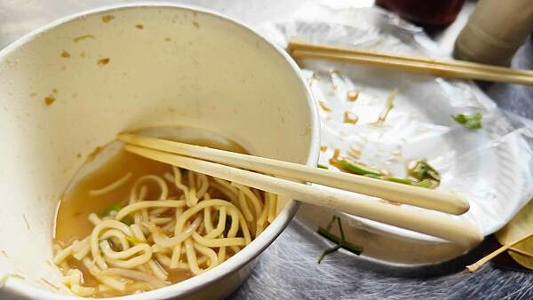 南山路4巷巷口麵攤｜沒有店名沒有招牌，排隊人潮卻從來沒停過的路邊攤小吃店