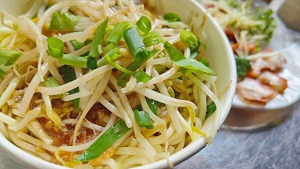 南山路4巷巷口麵攤｜沒有店名沒有招牌，排隊人潮卻從來沒停過的路邊攤小吃店