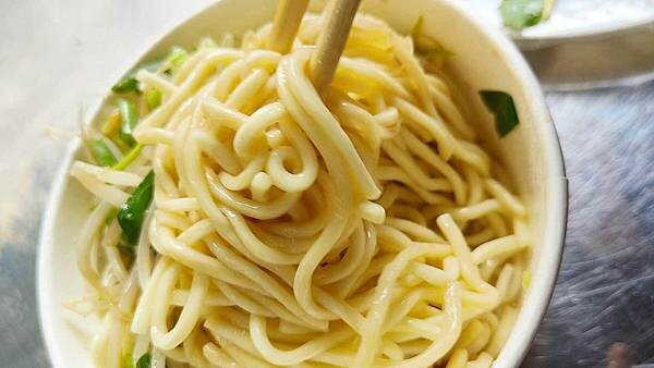 南山路4巷巷口麵攤｜沒有店名沒有招牌，排隊人潮卻從來沒停過的路邊攤小吃店