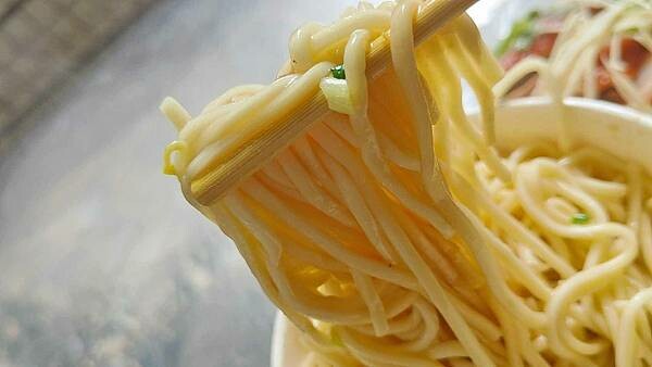 南山路4巷巷口麵攤｜沒有店名沒有招牌，排隊人潮卻從來沒停過的路邊攤小吃店