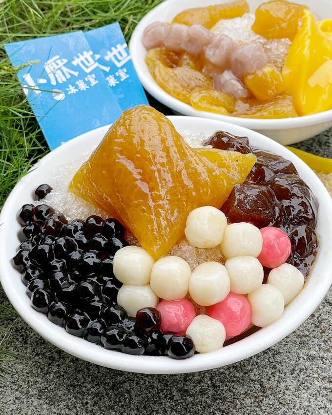 【新竹美食】北台灣也吃得到鹼粽冰啦！就在竹北『小厭世冰菓室』，沾點紅糖更對味！手工黑糖粉粿，軟Q有嚼勁，黑糖香氣四溢！炎炎夏日來一碗鹼粽冰清涼又消暑，同時還有飽足感～ - 阿華田的美食日記