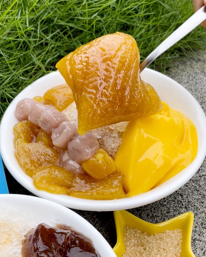 【新竹美食】北台灣也吃得到鹼粽冰啦！就在竹北『小厭世冰菓室』，沾點紅糖更對味！手工黑糖粉粿，軟Q有嚼勁，黑糖香氣四溢！炎炎夏日來一碗鹼粽冰清涼又消暑，同時還有飽足感～ - 阿華田的美食日記