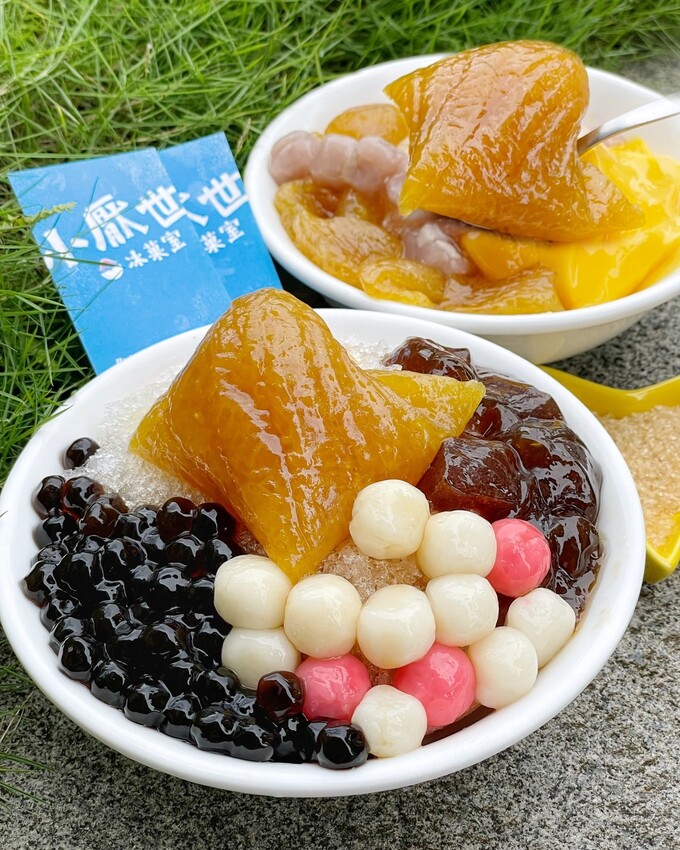 【新竹美食】北台灣也吃得到鹼粽冰啦！就在竹北『小厭世冰菓室』，沾點紅糖更對味！手工黑糖粉粿，軟Q有嚼勁，黑糖香氣四溢！炎炎夏日來一碗鹼粽冰清涼又消暑，同時還有飽足感～ - 阿華田的美食日記