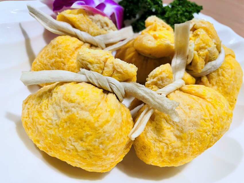 【追樂祕式泰鍋物 板橋重慶店】火鍋第一品牌-最狂排隊名店，湯頭『泰』正點了！最強「祕式泰式冬陰功」＋酸爽甘甜「椰子雞」水嫩椰肉讓人驚喜！