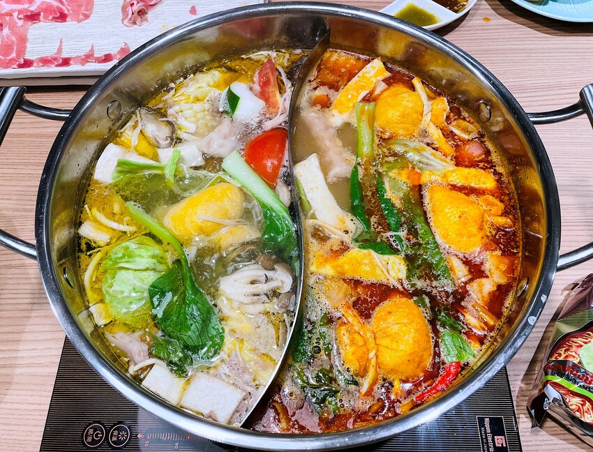 【追樂祕式泰鍋物 板橋重慶店】火鍋第一品牌-最狂排隊名店，湯頭『泰』正點了！最強「祕式泰式冬陰功」＋酸爽甘甜「椰子雞」水嫩椰肉讓人驚喜！