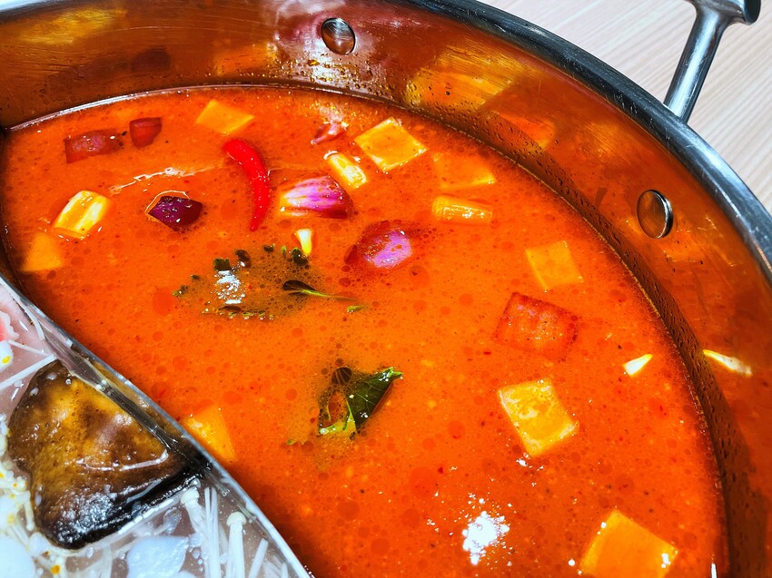 【追樂祕式泰鍋物 板橋重慶店】火鍋第一品牌-最狂排隊名店，湯頭『泰』正點了！最強「祕式泰式冬陰功」＋酸爽甘甜「椰子雞」水嫩椰肉讓人驚喜！