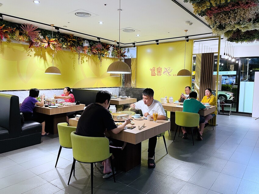 【追樂祕式泰鍋物 板橋重慶店】火鍋第一品牌-最狂排隊名店，湯頭『泰』正點了！最強「祕式泰式冬陰功」＋酸爽甘甜「椰子雞」水嫩椰肉讓人驚喜！