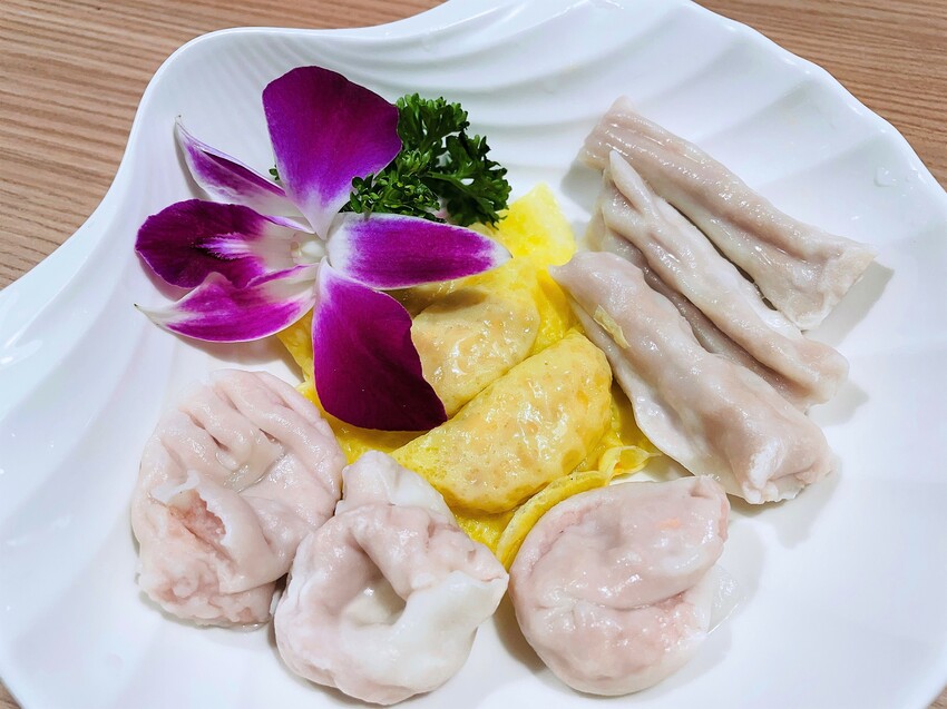 【追樂祕式泰鍋物 板橋重慶店】火鍋第一品牌-最狂排隊名店，湯頭『泰』正點了！最強「祕式泰式冬陰功」＋酸爽甘甜「椰子雞」水嫩椰肉讓人驚喜！