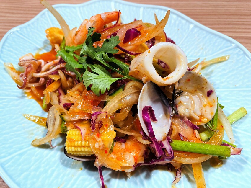 【追樂祕式泰鍋物 板橋重慶店】火鍋第一品牌-最狂排隊名店，湯頭『泰』正點了！最強「祕式泰式冬陰功」＋酸爽甘甜「椰子雞」水嫩椰肉讓人驚喜！