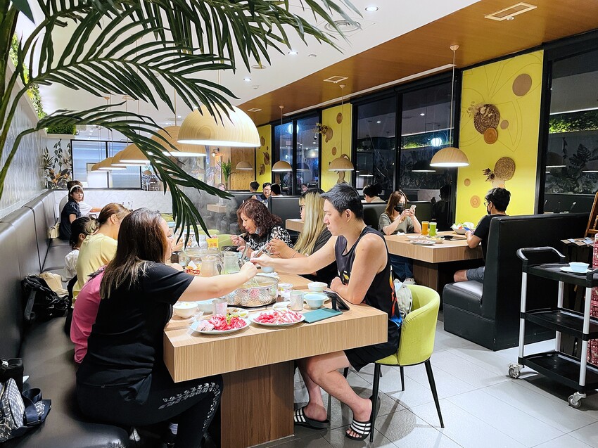 【追樂祕式泰鍋物 板橋重慶店】火鍋第一品牌-最狂排隊名店，湯頭『泰』正點了！最強「祕式泰式冬陰功」＋酸爽甘甜「椰子雞」水嫩椰肉讓人驚喜！