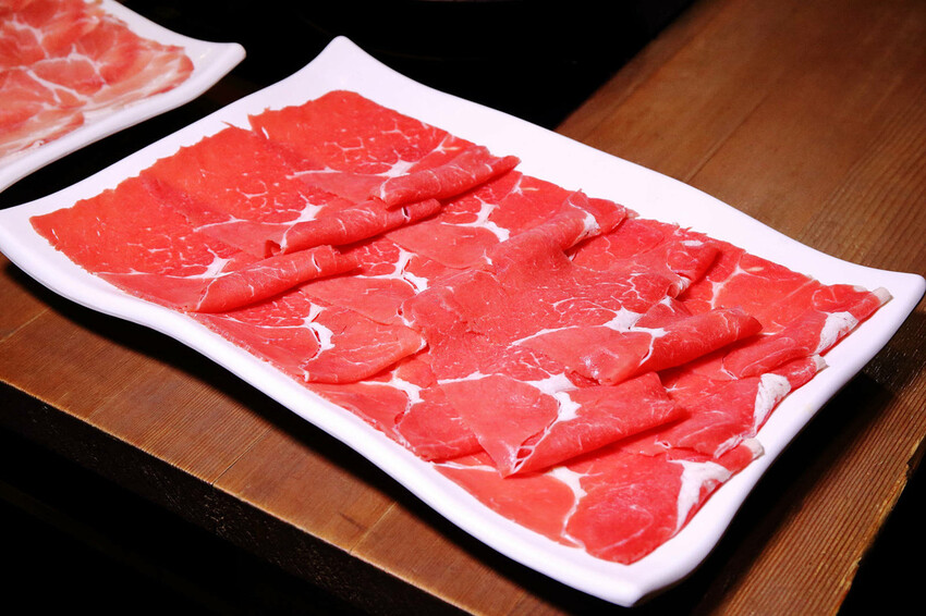 肉多多最強的不只肉蛋糕？火鍋控必點2大鍋物！70多種自助吧吃
