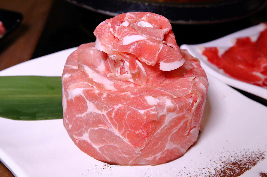 肉多多最強的不只肉蛋糕？火鍋控必點2大鍋物！70多種自助吧吃